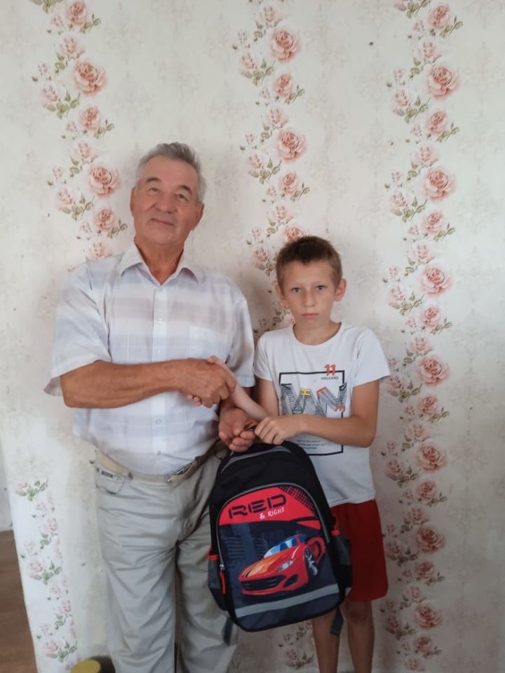 Ветераны Новошешминского ОВД собрали школьника к учебе
