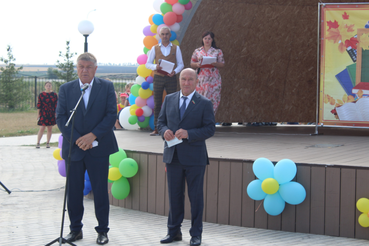 В Новошешминске прошла акция «Помоги собраться в школу» (фоторепортаж)