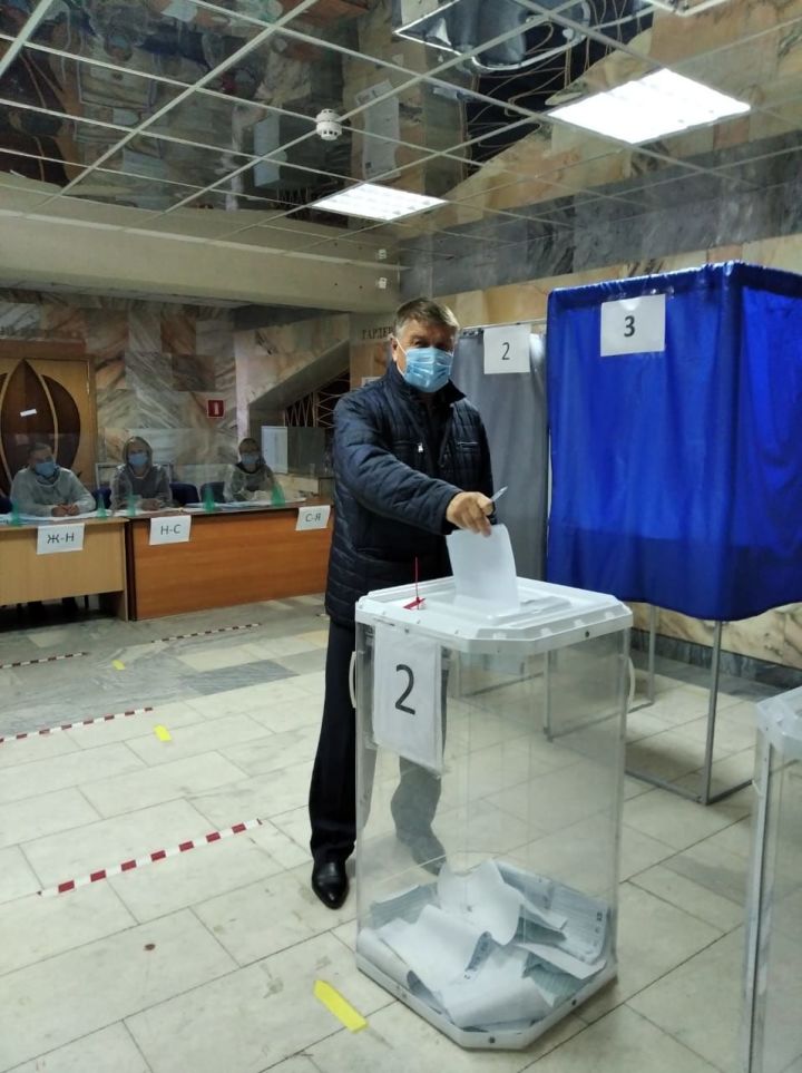Глава района Вячеслав Козлов проголосовал на избирательном участке в РДК
