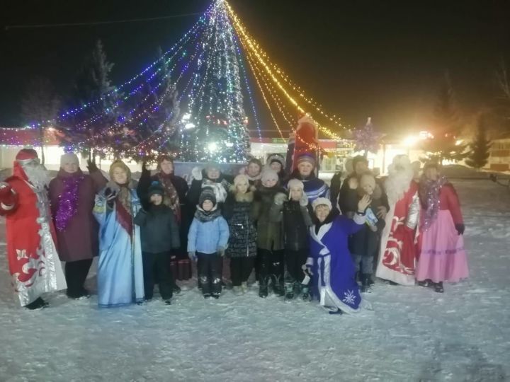 Новогоднюю развлекательную программу на площади РДК показали коллективы Петропавловского и Черемуховского сельских домов культур