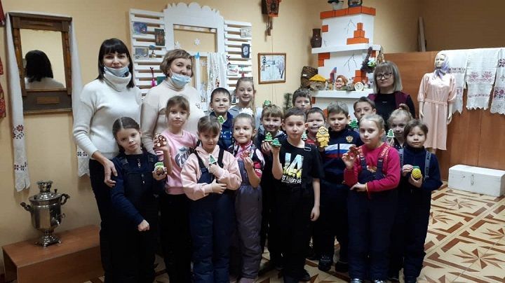 5 января сотрудники краеведческого музея провели для детей мастер-класс по изготовлению и раскрашиванию гипсовых фигурок