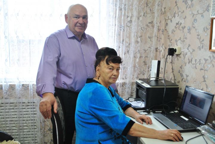 Ноутбук в подарок от президента РТ получила династия предпринимателей из Новошешминска