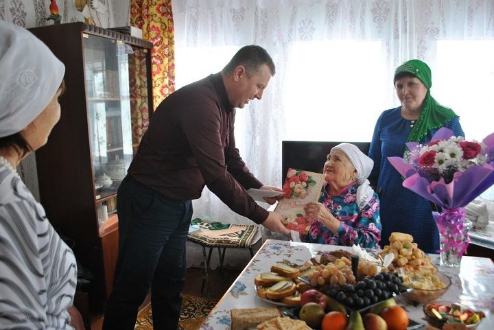 Именное поздравление с 90-летием от Путина получила труженица тыла Минсрур Фахрутдинова