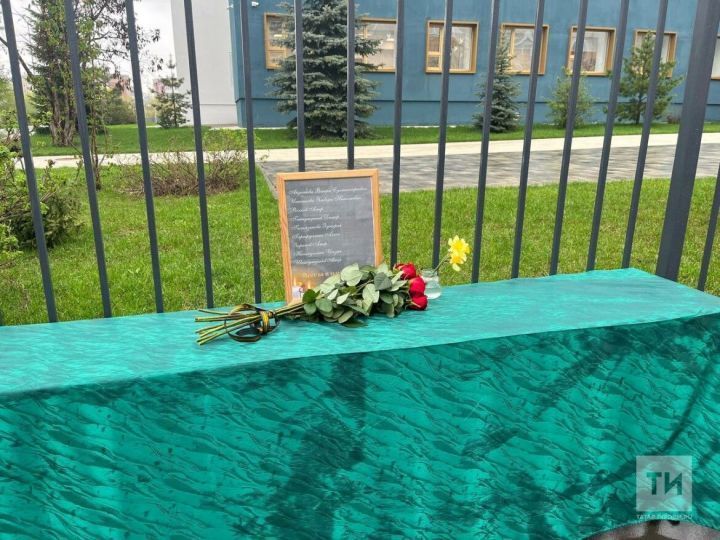 Возле гимназии №175 в Казани организовали стихийный мемориал