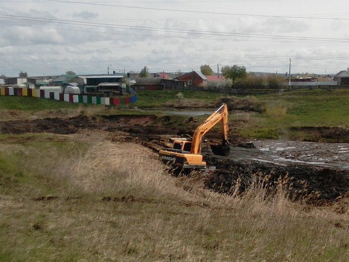 В Новошешминске идет очистка русла реки Студенец