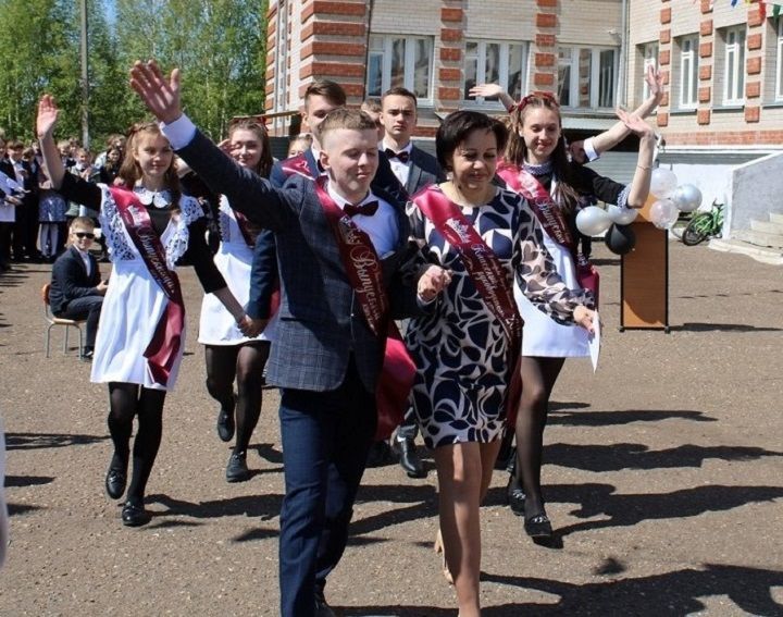 24 мая прозвенел последний звонок для выпускников Новошешминской средней школы (фоторепортаж)