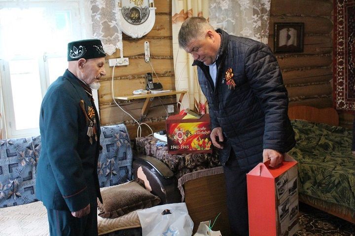 В преддверии  празднования 9 мая глава Новошешминского района посетил ветеранов