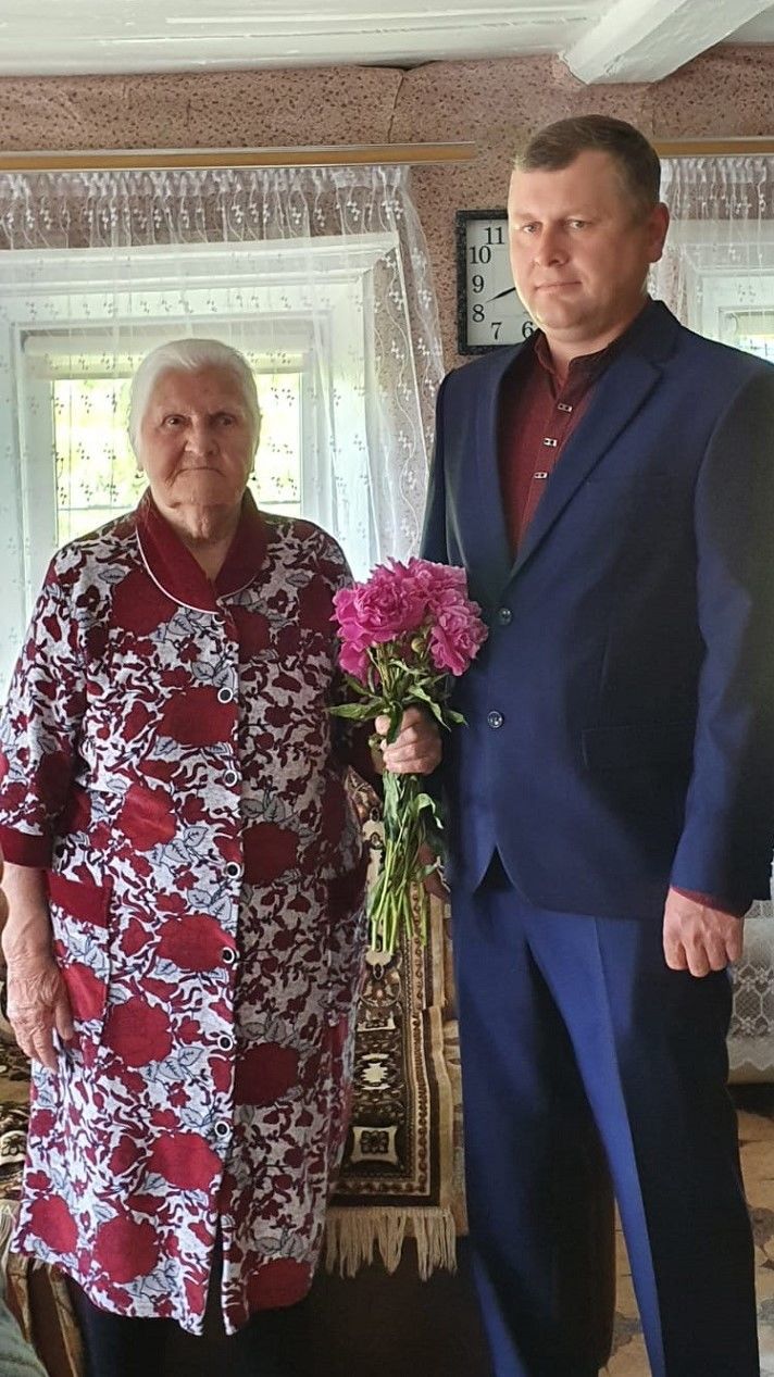 Сегодня, 21 июня жительнице деревни Екатериновка Леонтьевой Елене Александровне, воспитавшей 8 детей, исполняется 90 лет