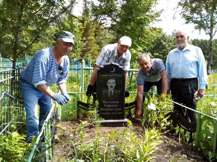 Ветераны Новошешминского ОВД посетили могилы своих коллег