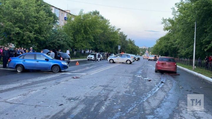 Один человек погиб и четверо пострадали в ДТП в Татарстане