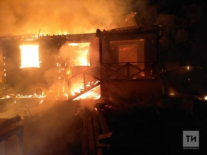 Ночью в Татарстане сгорели два частных дома, пожарные обнаружили в завалах тело мужчины