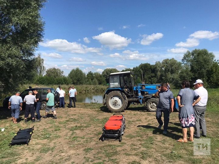 Татарстанцы трактором вытащили из пруда машину, в которой был мертвый водитель