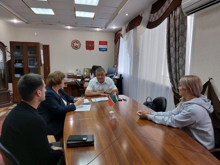 Глава района Вячеслав Козлов посетил семьи из Донецка