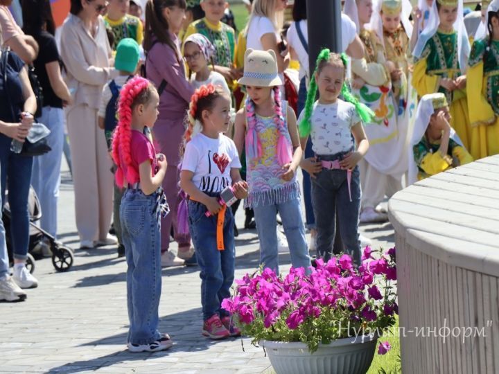 Татарстанцам напомнили о выплатах на детей, которые может получать отец