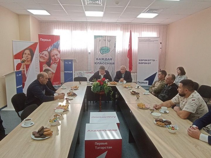 Район башлыгы кыска вакытлы ялда булган сугышчылар белән очрашты