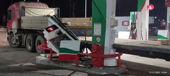 Грузовик снёс бензоколонку в Новошешминске