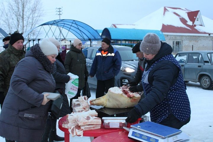 Предновогодняя ярмарка в Новошешминске была оживленной