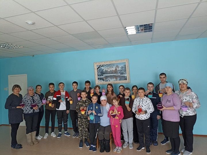 Сотрудники Акбуринского клуба провели мастер класс по плетению корзинок