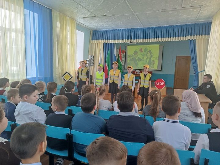 Яңа Чишмә укучылары юл йөрү кагыйдәләрен кабатлыйлар