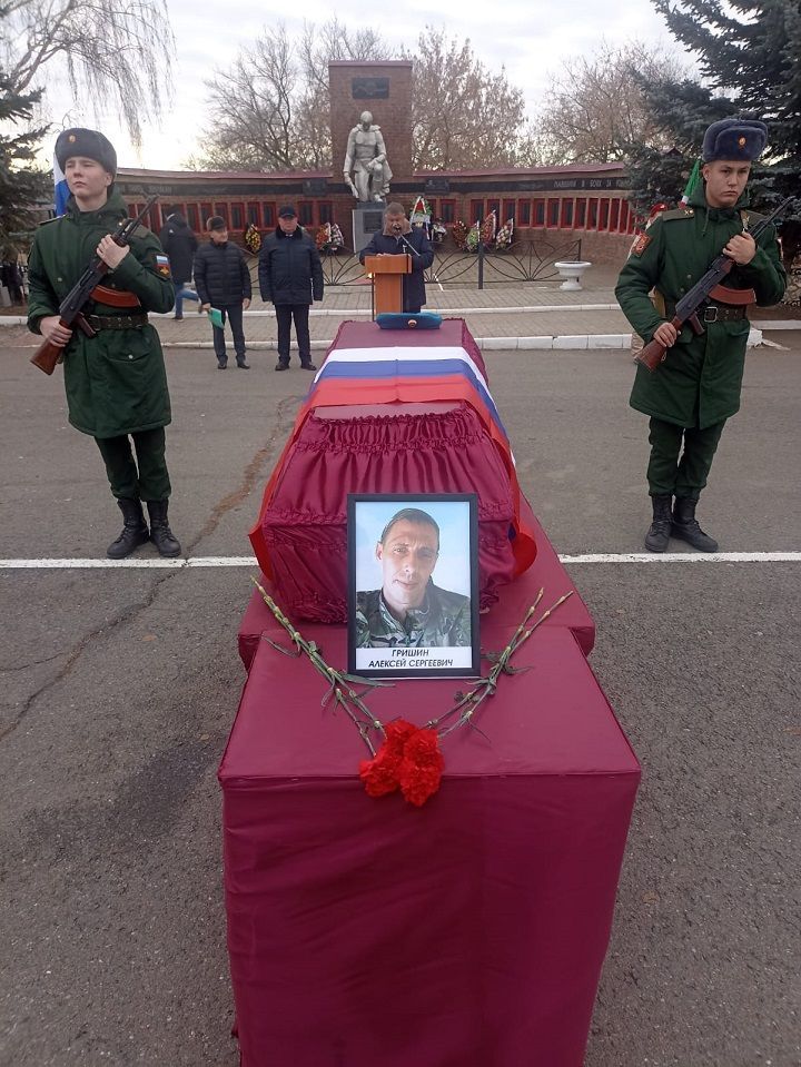 В Новошешминске простились с бойцом, погибшим в зоне СВО