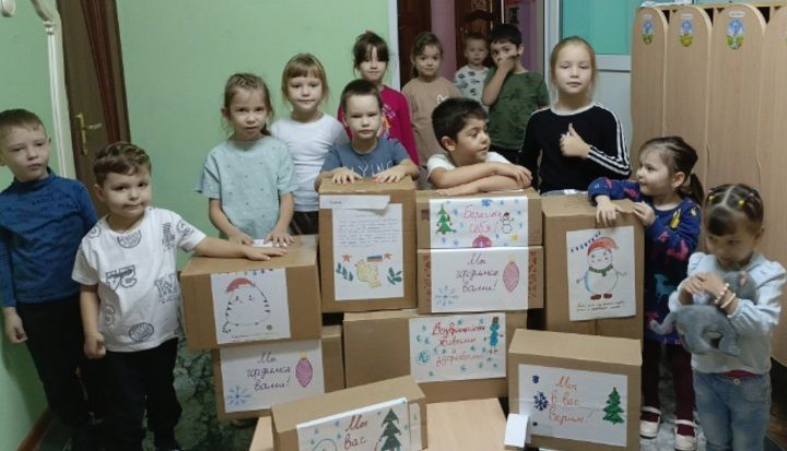 Воспитанники детского сада «Крепыш» собрали гуманитарную помощь для участников СВО
