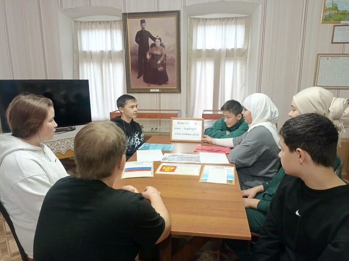 «Знаешь ли ты Конституцию?!»: познавательная викторина для школьников в Шахмайкинском музее