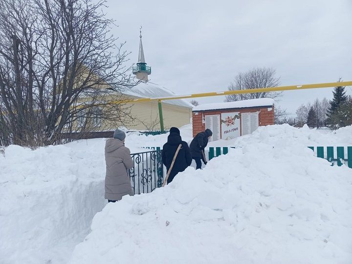 Дорога к обелиску: Акбуринские школьники очистили от снега территорию у мемориала