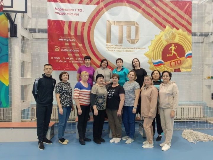 Нормы ГТО сдают учителя Новошешминских школ
