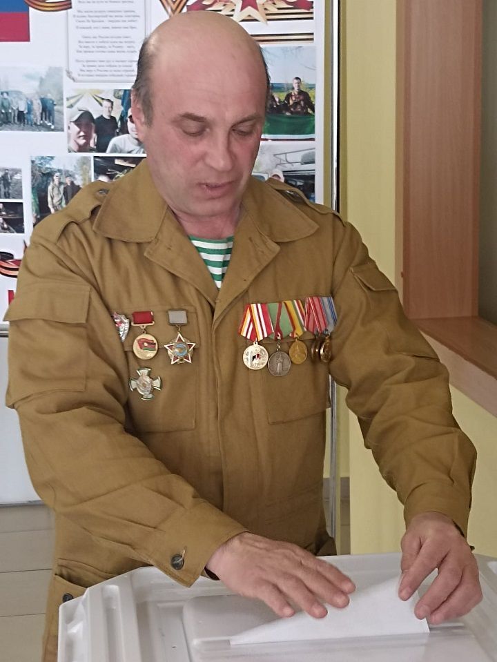 Ветеран — «афганец» Виктор Калмыков проголосовал на избирательном участке