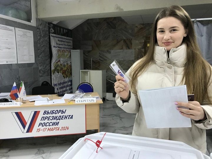 Избиратели активно идут на избирательные участки целыми семьями