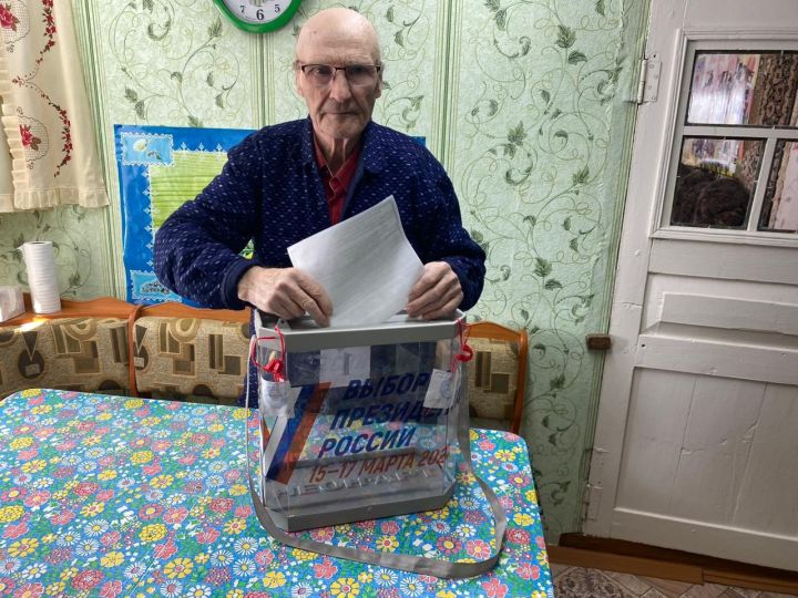 В Слободе Петропавловской проголосовал ветеран войны