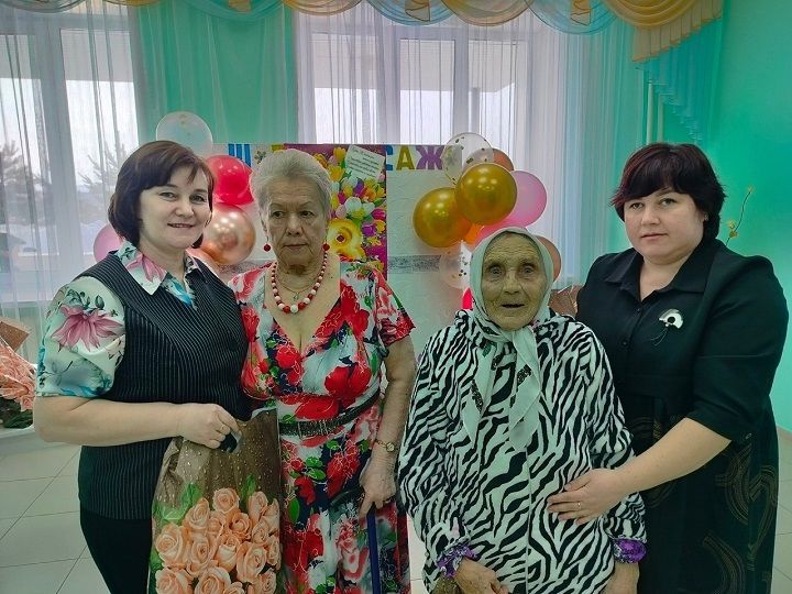 Бабушки Новошешминского дома-интерната получили от депутата подарки к 8 марта