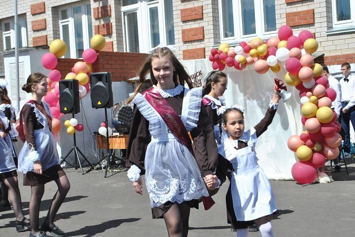 Последний школьный звонок  для выпускников Новошешминской СОШ прозвенел торжественно, но грустно