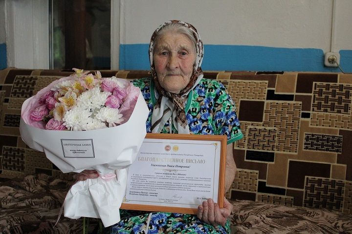 В 90 лет оптимизма не теряет