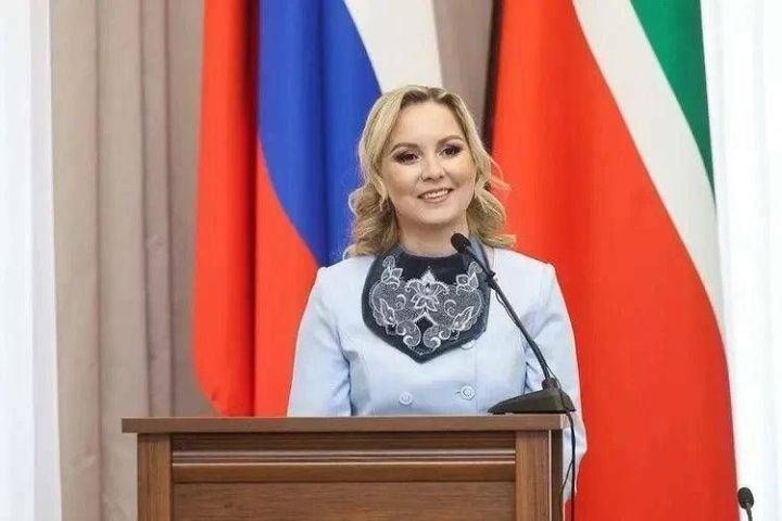 Эльвира Ахметова поздравила работников ЗАГС с профессиональным праздником
