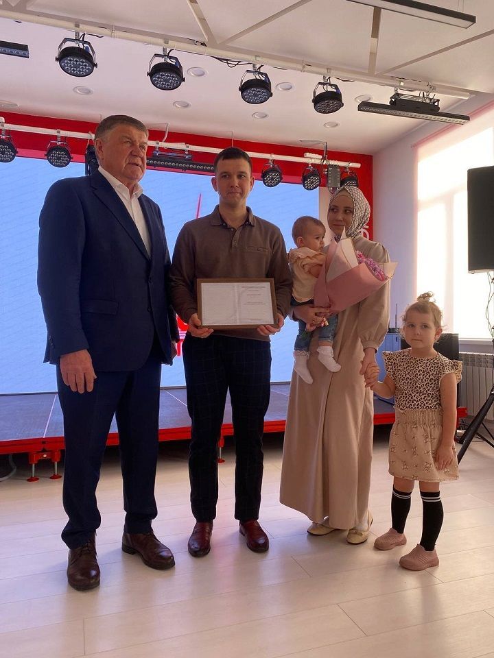 Яңа Чишмәдә яшәүче яшь гаилә 1,2 млн. сумлык сертификат алды