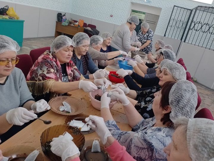 Специалисты Петропавловского СДК совместно с односельчанами   провели    акцию «Витаминный чай для бойцов СВО» по фасовке и упаковке травяного чая для солдат