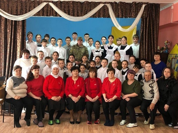 Встреча с героем: краснооктябрьские школьники пообщались с участником СВО