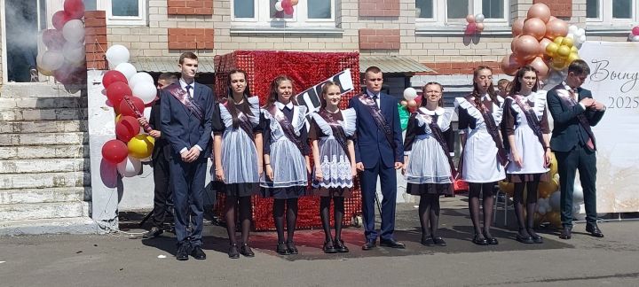 Вчера в Новошешминском районе прозвенели последние звонки