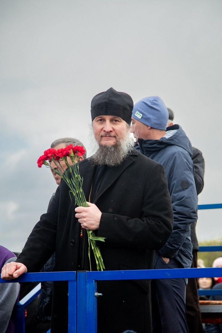 Епископ Пахомий поздравляет новошешминцев с юбилеем Великой Победы