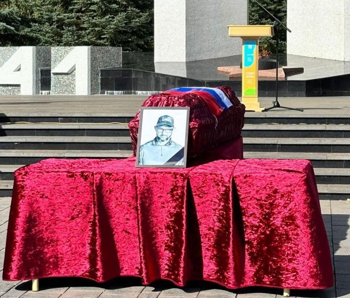 В Нижнекамске проводили в последний путь погибшего в зоне СВО Леонида Шабалина