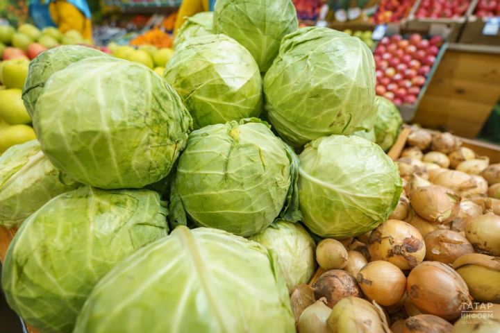 Хозяйка готовит капустный салат с болгарским перцем за сутки