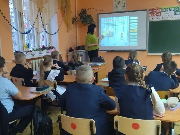 Большую часть зарплаты учителей в России предложили перевести в твёрдый оклад