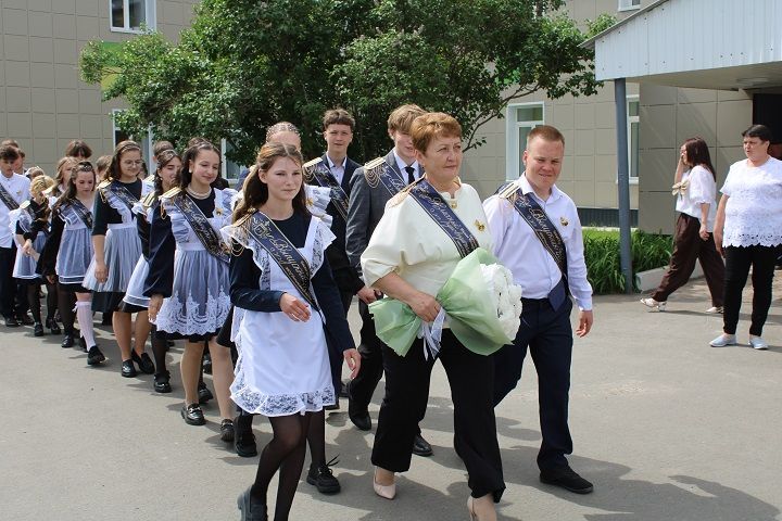 26 мая в Новошешминской гимназии прозвенел последний школьный звонок (фоторепортаж)