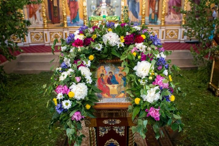 Епископ Пахомий поздравляет православных новошешминцев с Днём Святой Троицы