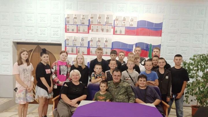 Безнең заман геройлары: Әдәмсә авылы клубында СВОчы белән очрашу