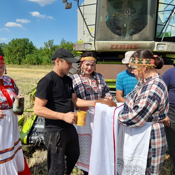 Ох уж эта Настя: и жнец, и певец 