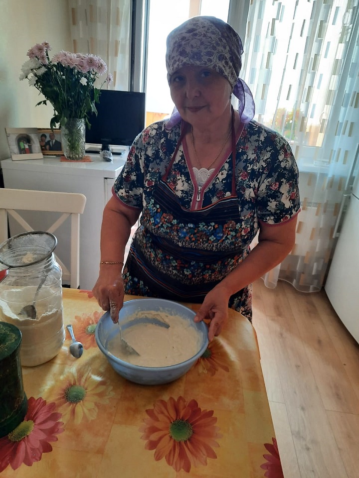 Бабушка и дедушка радуются успехам внучки.  Подробнее: http://novoshishminsk.ru/news/lyudi-zemli-novosheshminskoy/nailia-xaliullina-ia-staraius-idti-v-nogu-so-vremenem