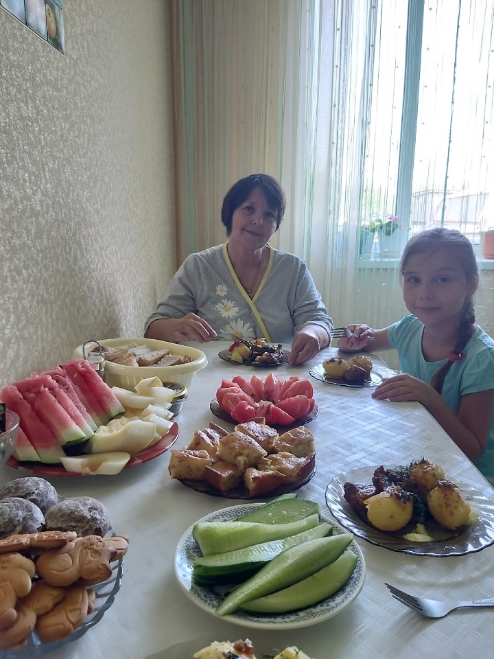 Наиля Саитовна ждет дочь, сына и зятя Ильсура в гости. Подробнее: http://novoshishminsk.ru/news/lyudi-zemli-novosheshminskoy/nailia-xaliullina-ia-staraius-idti-v-nogu-so-vremenem