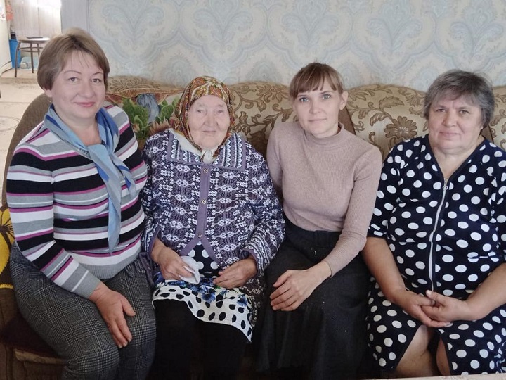 6 октября с 90-летием поздравили Калинину Любовь Александровну из села Ленино